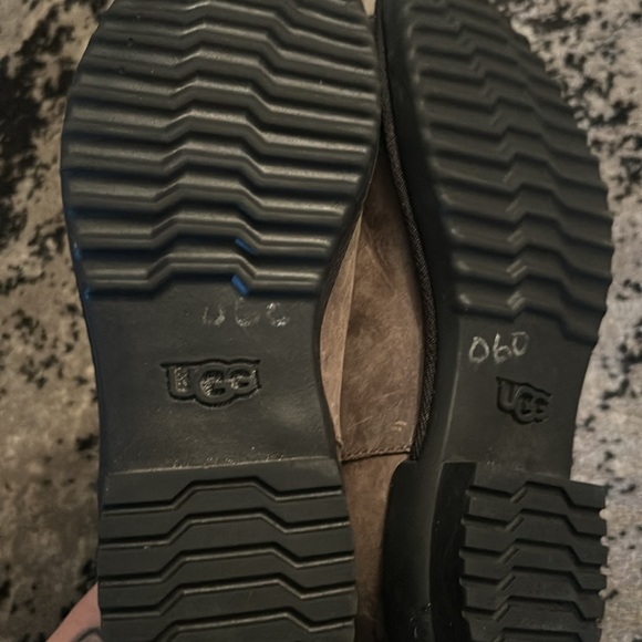 Ugg boots size 6.5 worn once the little button on the back of one is missing. - Picture 2 of 4